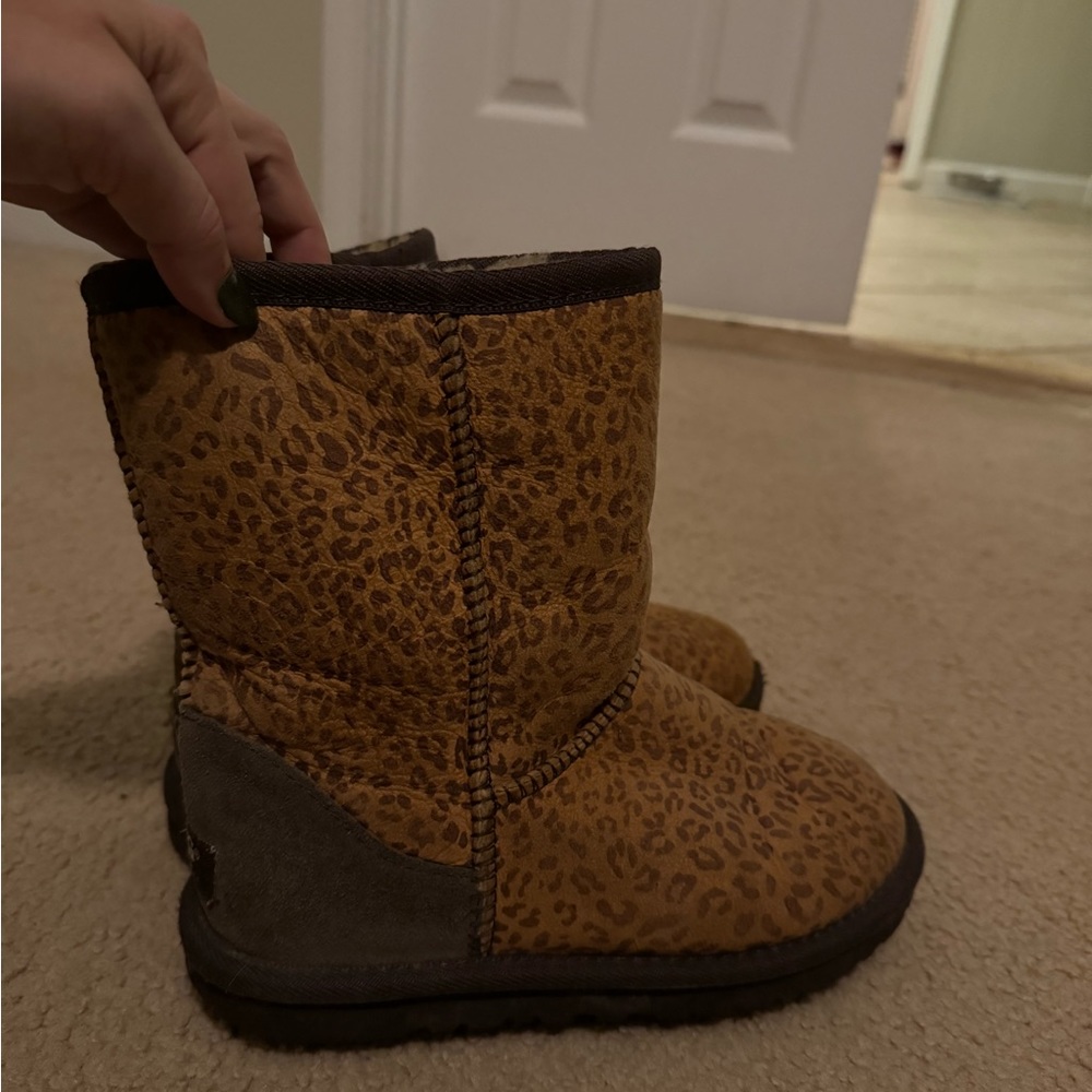Ugg Size 7 - image 2